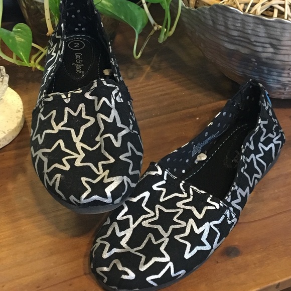 Girls size 2 black flats with silver stars - Picture 1 of 4